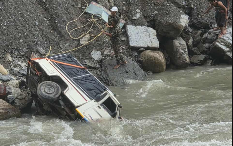 बोलेरो दुर्घटना हुँदा दुई जना बेपत्ता