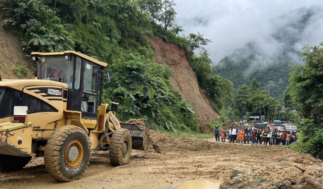 धादिङको थाक्रेमा लेदोसहितको पहिरो, पृथ्वी राजमार्ग दुईतर्फी अवरुद्ध