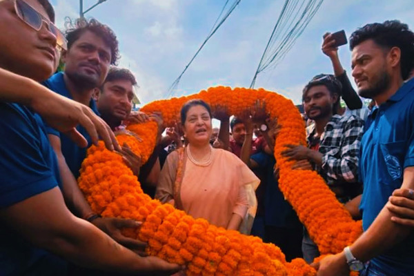 विद्याका लागि च्यासलको ‘बन्द ढोका’प्रति  वीरगन्जको असहमति, ५१ किलोको मालाले स्वागत