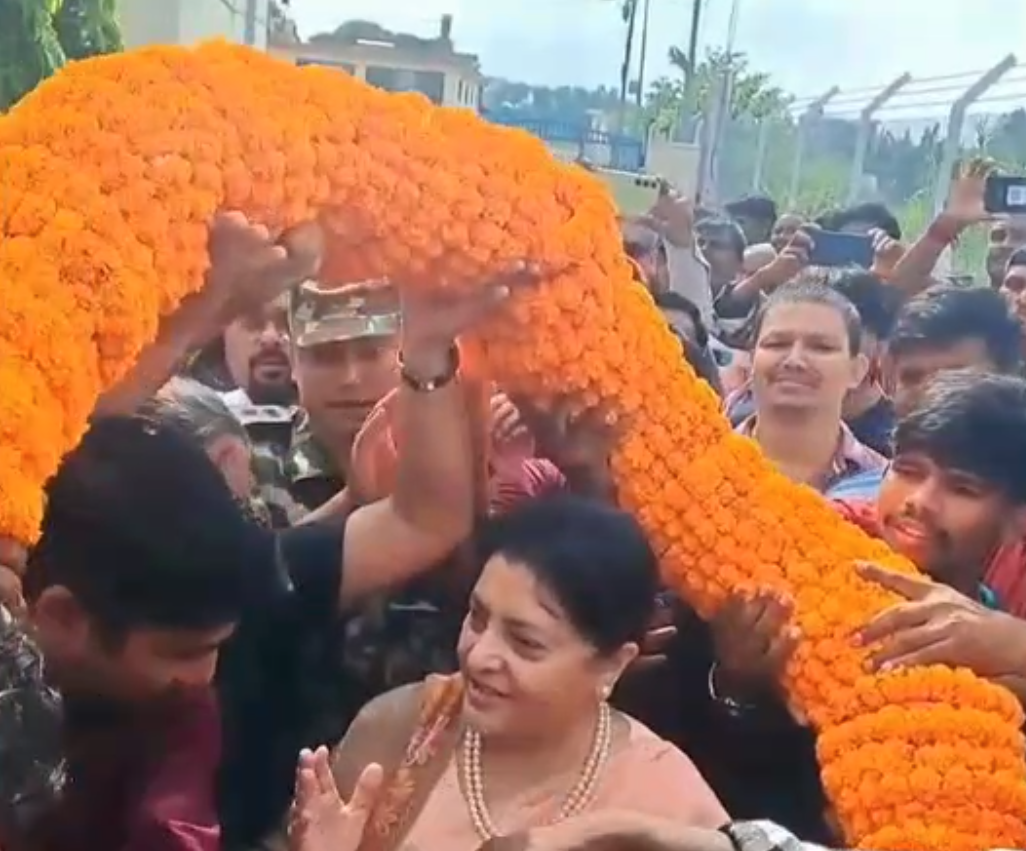 पूर्वराष्ट्रपति भण्डारीलाई ५१ किलोको मालाले स्वागत, एमाले नेताहरूको भीड