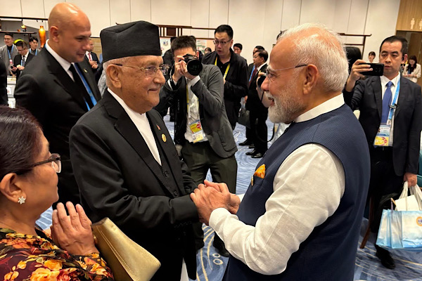 चीनमा रहेका प्रधानमन्त्री ओली र भारतीय समकक्षी नरेन्द्र मोदीबीच भेट