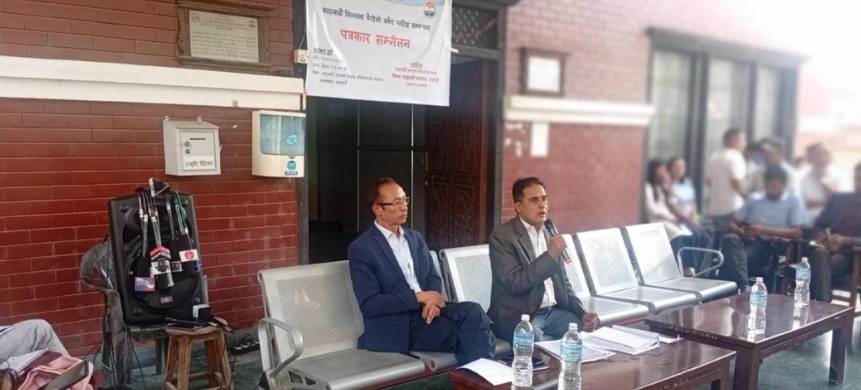 स्टोरकिपरले हल नखोलेपछि हाकिमले गरे प्राङ्गणमै पत्रकार सम्मेलन