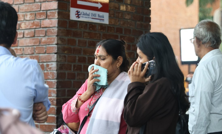 विपिन जोशी रिहाइको माग : आमा र बहिनी इजरायल प्रस्थान, विमानस्थलमा भावुक