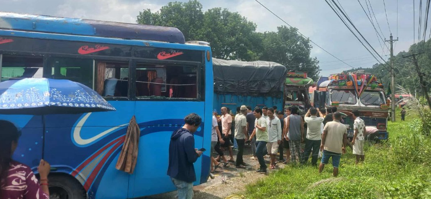 तीन वटा सवारी साधन एकआपसमा ठोक्किँदा ३१ जना घाइते