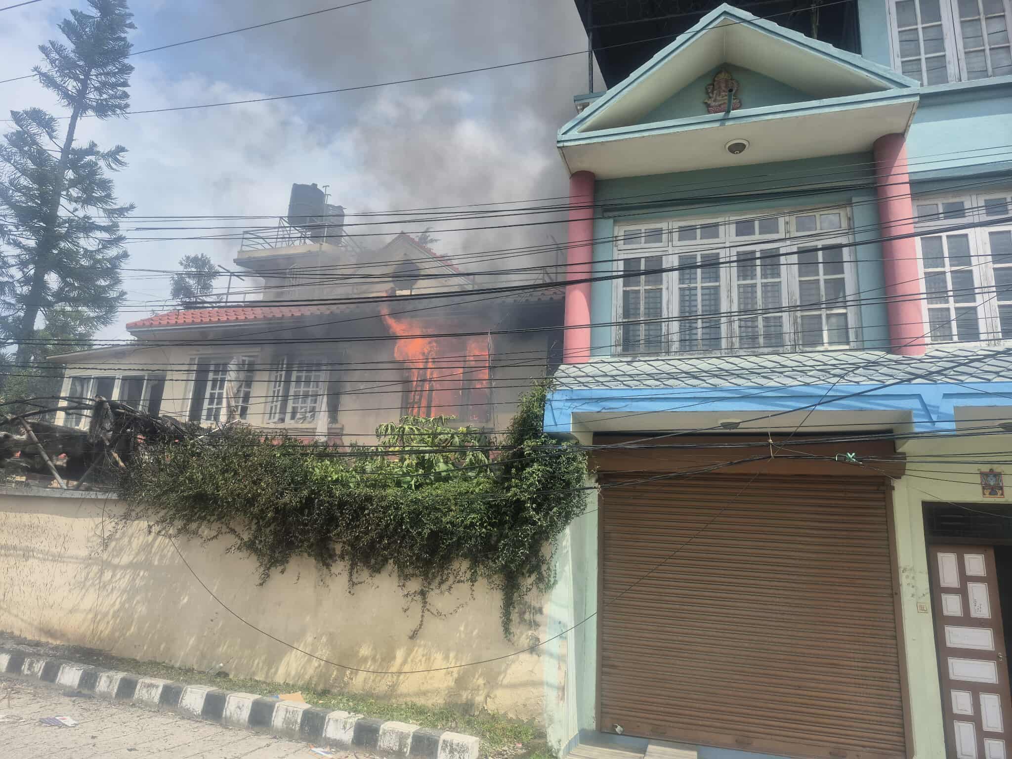 एमाले उपाध्यक्ष पाण्डेको घरगाडी जल्यो