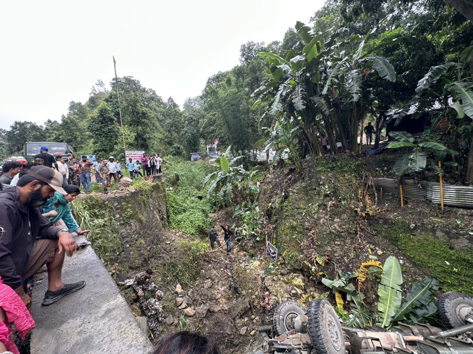 नेपाली सेना चढेको जिप दुर्घटना, १५ जना घाइते