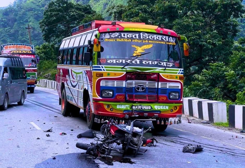 बस् र मोटरसाइकल ठोक्किंदा मोटरसाइकल चालकको मृत्यु
