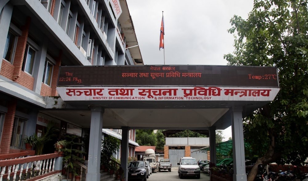 सञ्चार मन्त्रालयका सूचना अधिकारीलाई प्रश्न: बन्द भनिए पनि फेसबुक चलिरहेकै छ त?