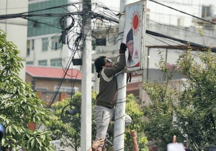 प्रधानमन्त्री केपी शर्मा ओलीको फोटो च्यातियो