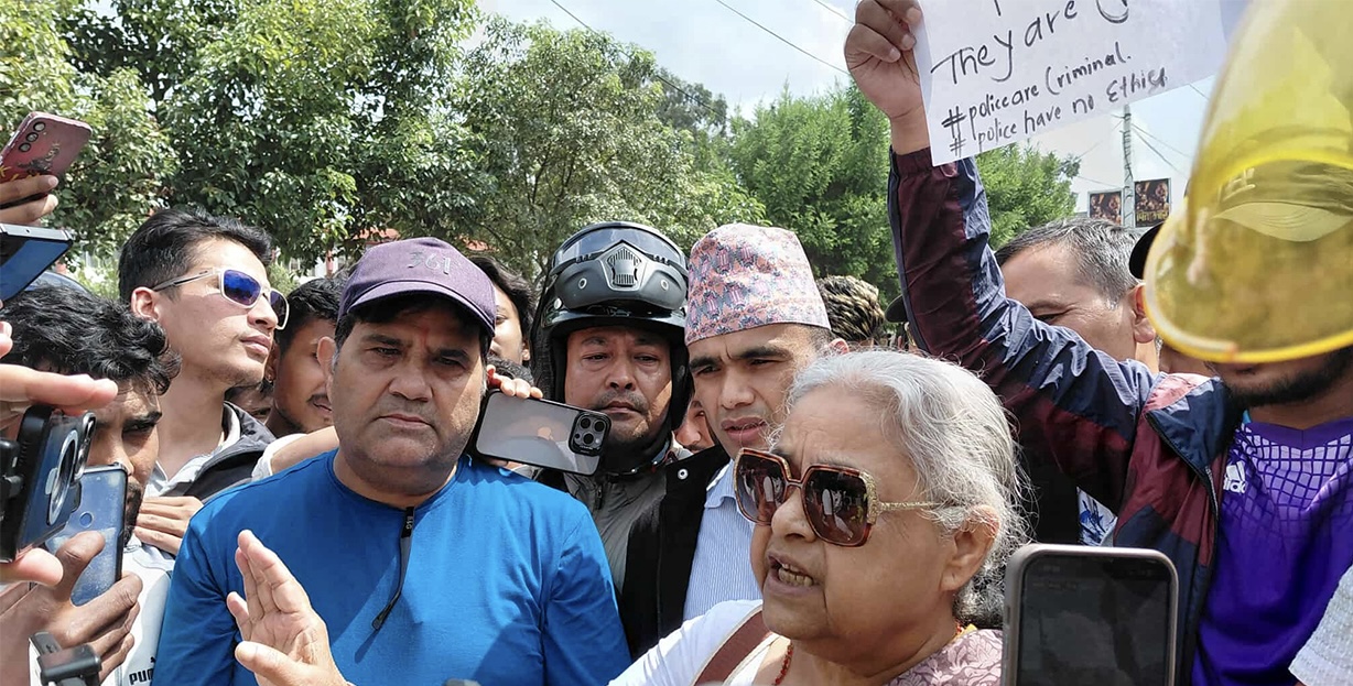 सरकारको दमनविरुद्ध पूर्वप्रधानन्यायाधीश सुशीला कार्की सडकमा