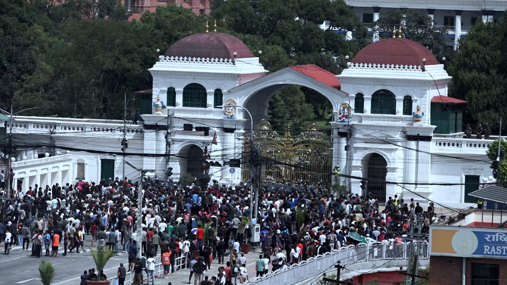 गेट फुटाएर सिंहदरबार छिरे प्रदर्शनकारी