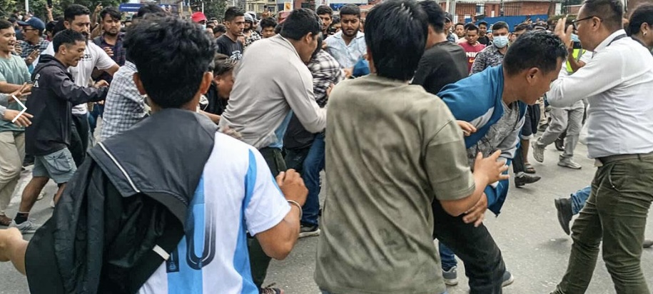 आर्मी हेडक्वार्टरअघि भेला भएका जेन जीबीच नै कुटाकुट