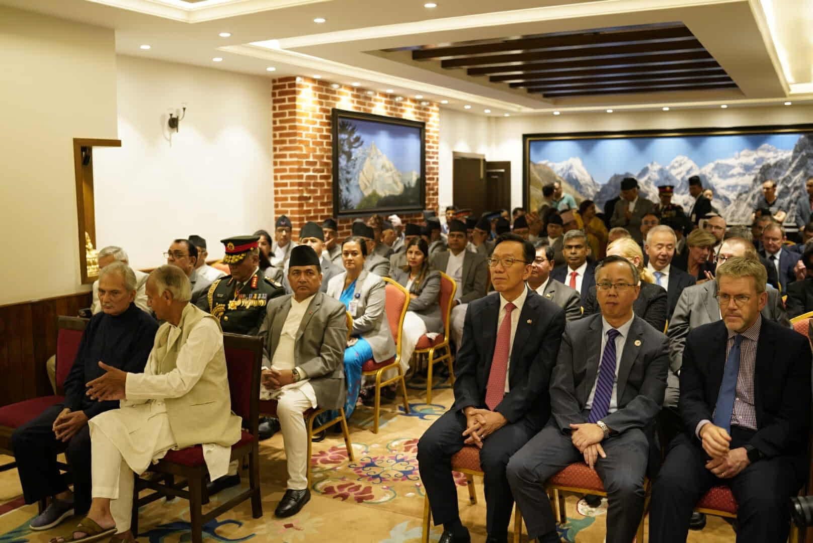 प्रधानमन्त्री सुशीला कार्कीको सपथ ग्रहण  समारोहमा पूर्व प्रधानमन्त्रीहरूमा डा. बाबुराम भट्टराई मात्रै उपस्थित