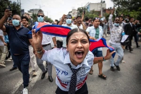 अमेरिकी प्रसिद्ध New York Times ले यो फोटो सेयर गर्दै नेपाली युवाले भ्रष्टाचार विरुद्ध देखाएको साहसको गरे  प्रशंसा