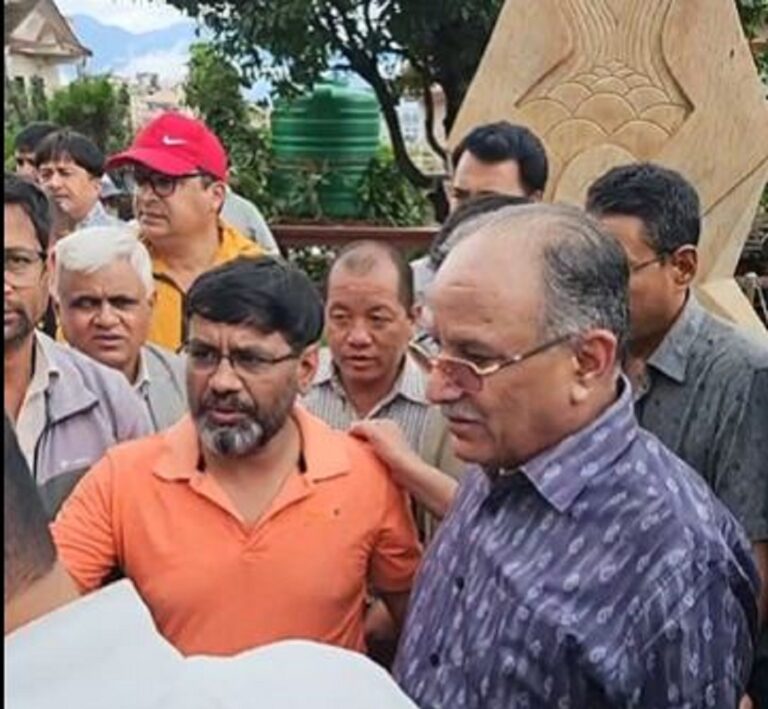 जेन–जी आन्दोलनपछि प्रचण्ड सार्वजनिक भए, पेरिसडाँडा पुगेर तोडफोड र आगजनीले ध्वस्त पार्टी कार्यालयको निरीक्षण