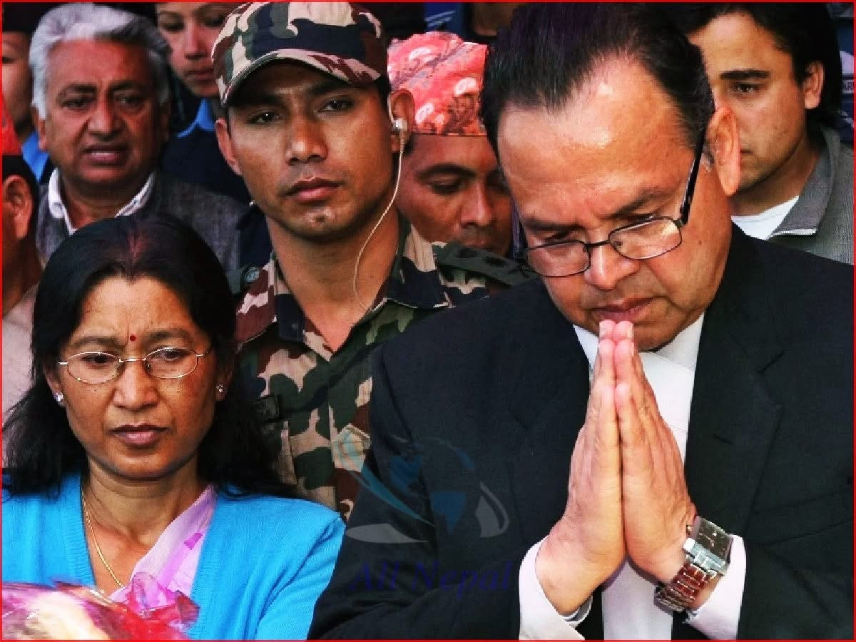 नेता झलनाथ खनालले भावुक हुँदै भने, फिजिक्स्  पढाएर बसेकी मेरी श्रीमतीले के अपराध गरेकी थिइन् र जलाउनु पर्ने?