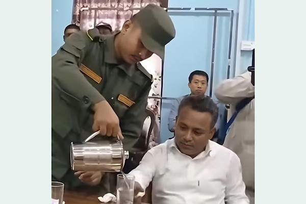 धरानमा कार्यपालिका बैठक भइरहेको समयमा वडाअध्यक्ष मनोज भट्टराईले नगर प्रहरीलाई जगबाट ग्लासमा पानी हाल्न लगाई पिएको भिडियो भाइरल