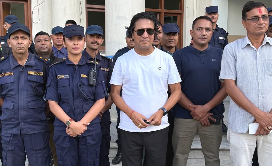 थानकोटस्थित प्रहरी वृत्त निर्माणका लागि कलाकार दिपकराज गिरीले गरे ५ लाख रुपैयाँ सहयोग