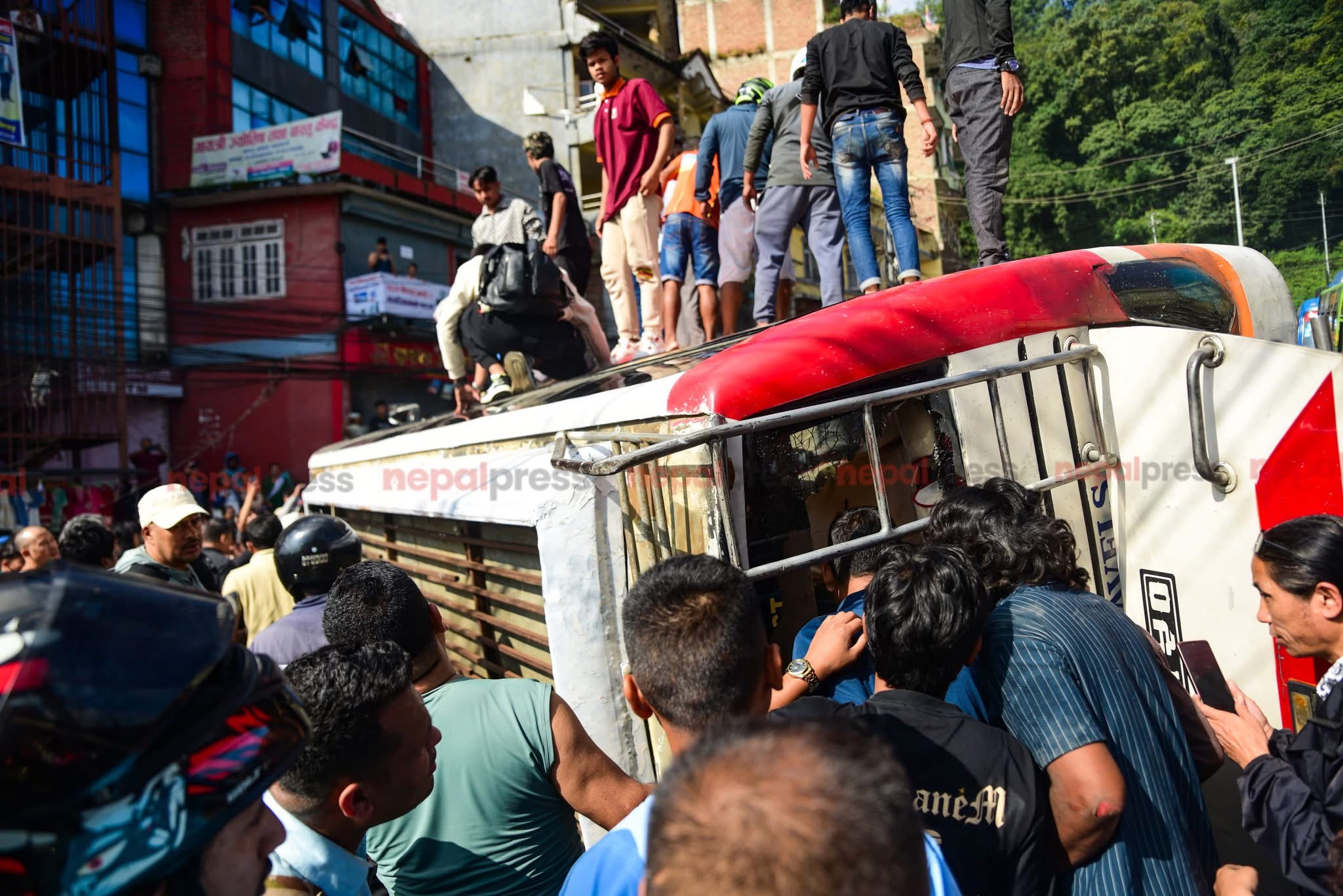 माछापोखरी आउँदै गरेको बस दुर्घटना,२० बढी घाइते