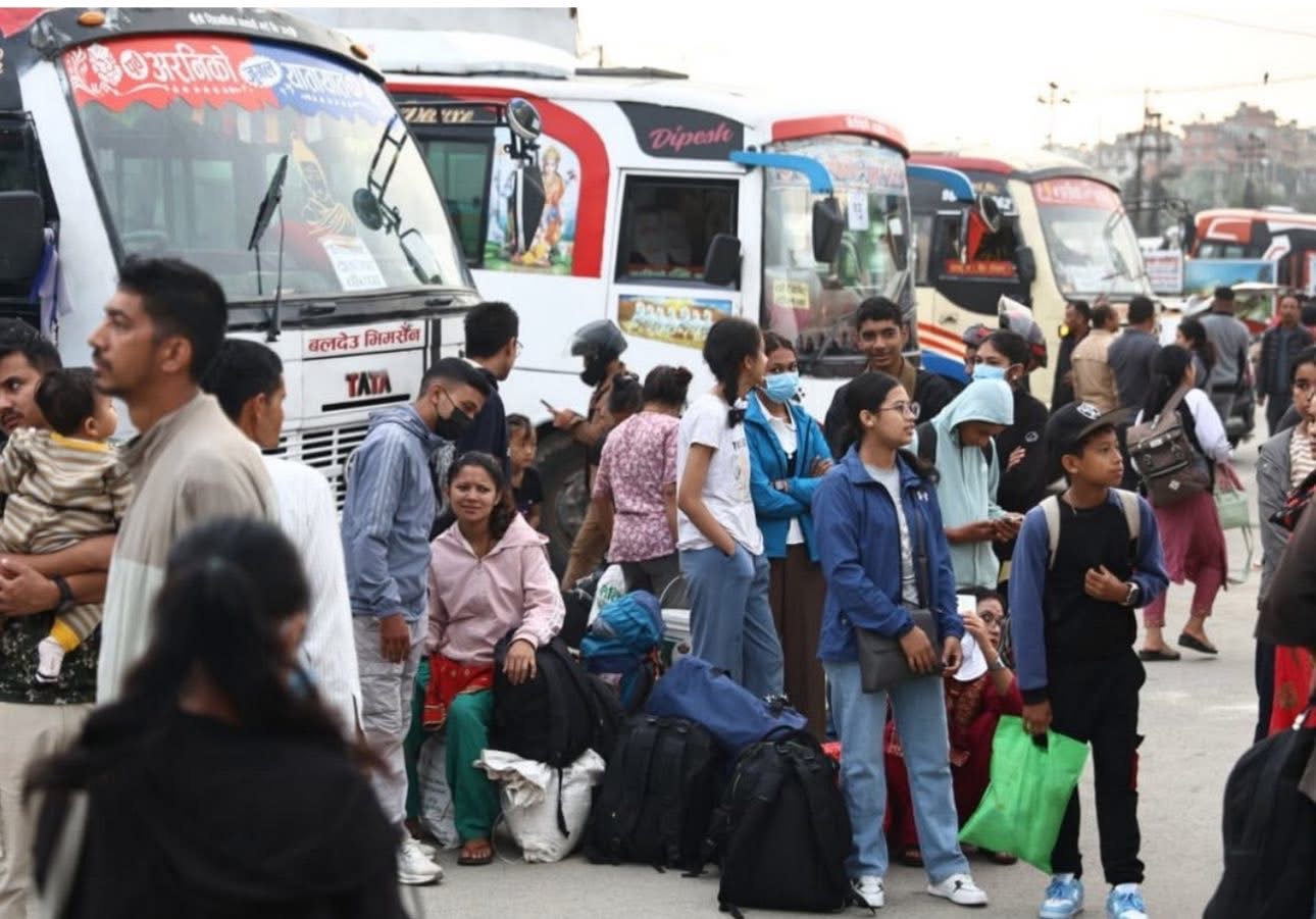 घटस्थापनादेखि नै काठमाडौँ उपत्यकाबाट दसैँ मनाउन बाहिरिने यात्रुहरूको सङ्ख्या ह्वात्तै बढ्यो