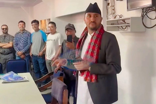प्रश्न सोध्ने पत्रकारलाई सञ्चारमन्त्रीको हटसिट