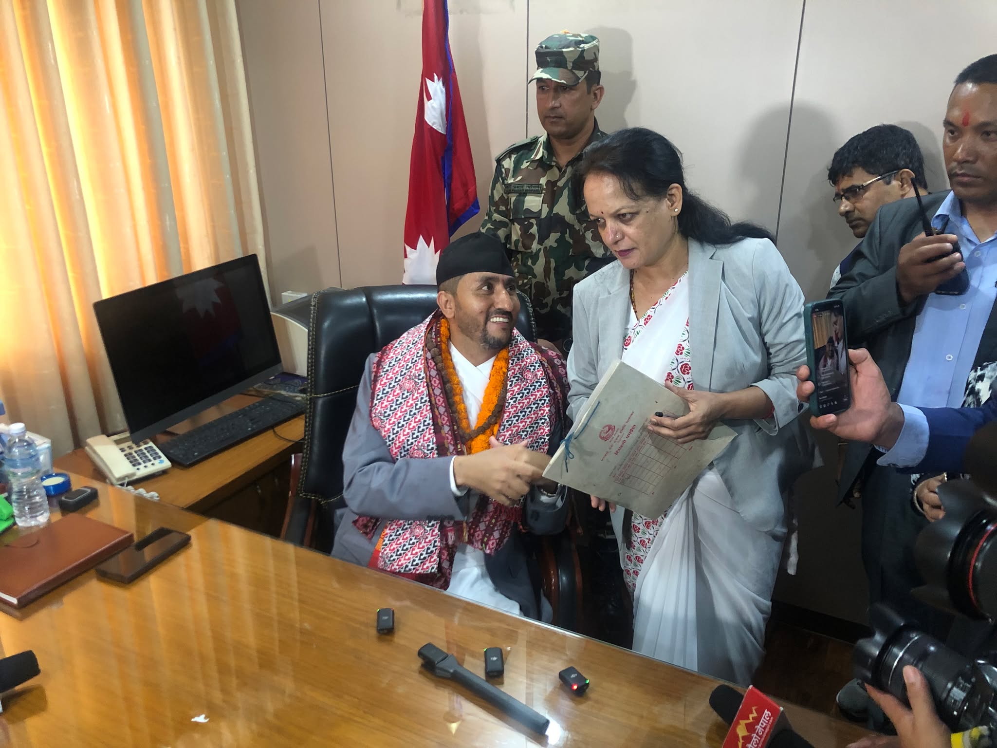 कर्मचारीले ल्याएको निर्णयमा सञ्चारमन्त्रीले पनि हस्ताक्षर गरेनन्, अर्को प्रस्ताव ल्याउन निर्देशन