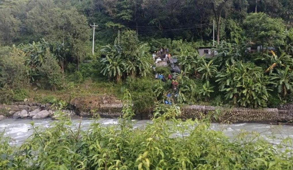 सुनकोशी नदीमा ख़स्यो भ्यान, चालक बेपत्ता