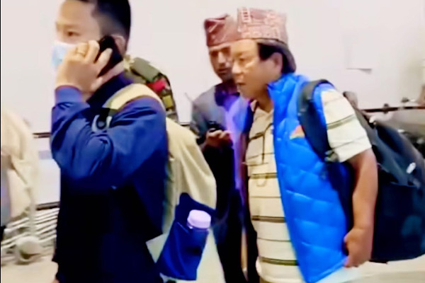 साधारण जीवनशैलीका शिक्षा मन्त्री महावीर पुन बिना सुरक्षा एक्लै एअरपोर्टमा