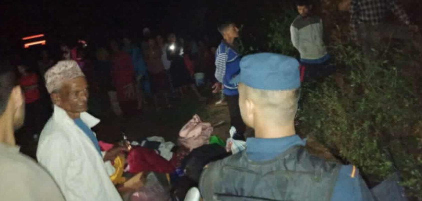 करिब २५ जना यात्रु सवार गाडी दुर्घटना, दुई जनाको मृत्यु