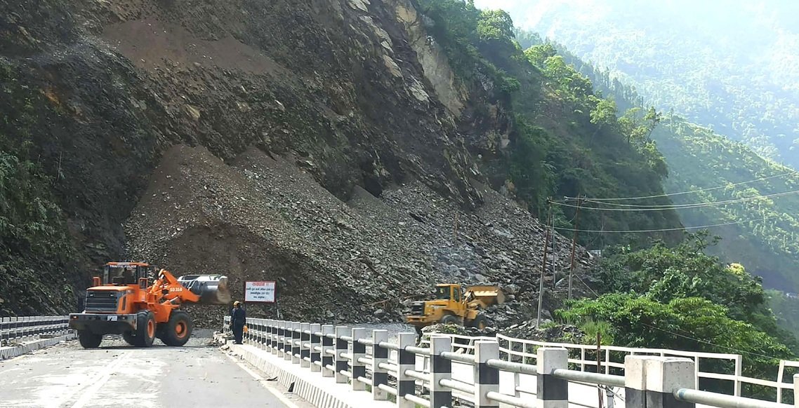 ३६ घण्टादेखि अवरुद्ध मुग्लिन–नारायणगढ सडक खुल्ने अनिश्चित, टिकट काट्न बन्द गरियो