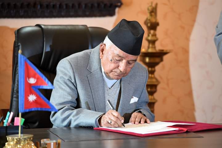 राष्ट्रपतिद्वारा मध्यरातमा दुई विधेयक प्रमाणीकरण