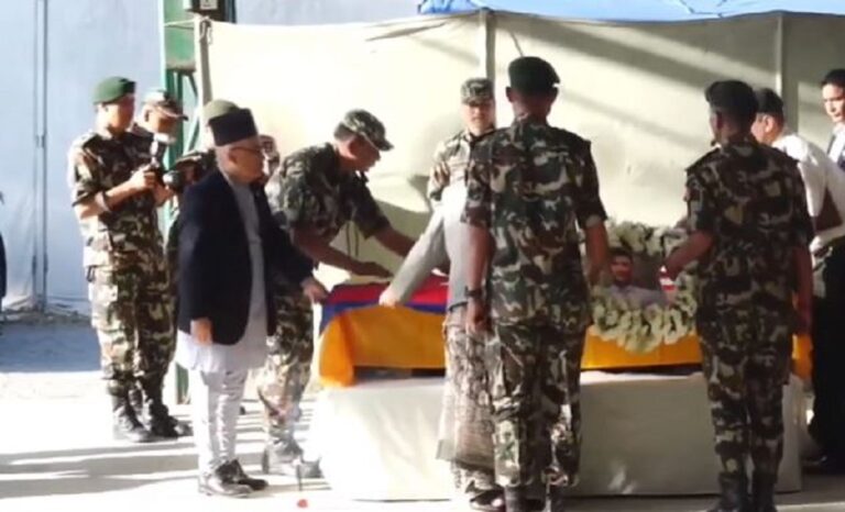 प्रधानमन्त्री कार्कीद्वारा विपिनको शवमा राष्ट्रिय झण्डा ओढाएर श्रद्धाञ्जली अर्पण