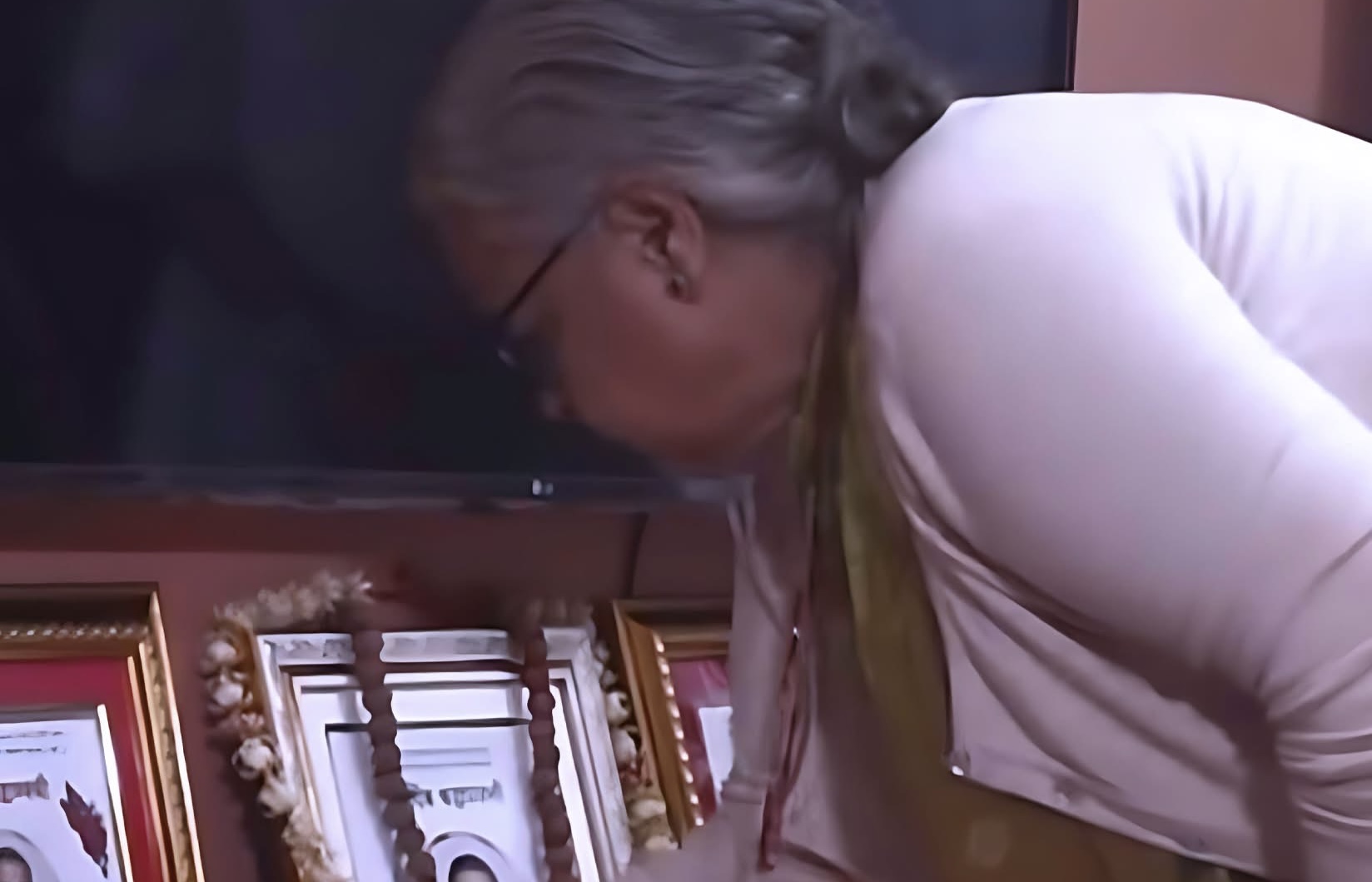 सहिदको घर पुगेकी प्रधानमन्त्री सुशीला कार्कीलाई जनताको प्रश्न, “हत्यारा र भ्रष्टाचारीलाई कहिले जेल हालिन्छ?”