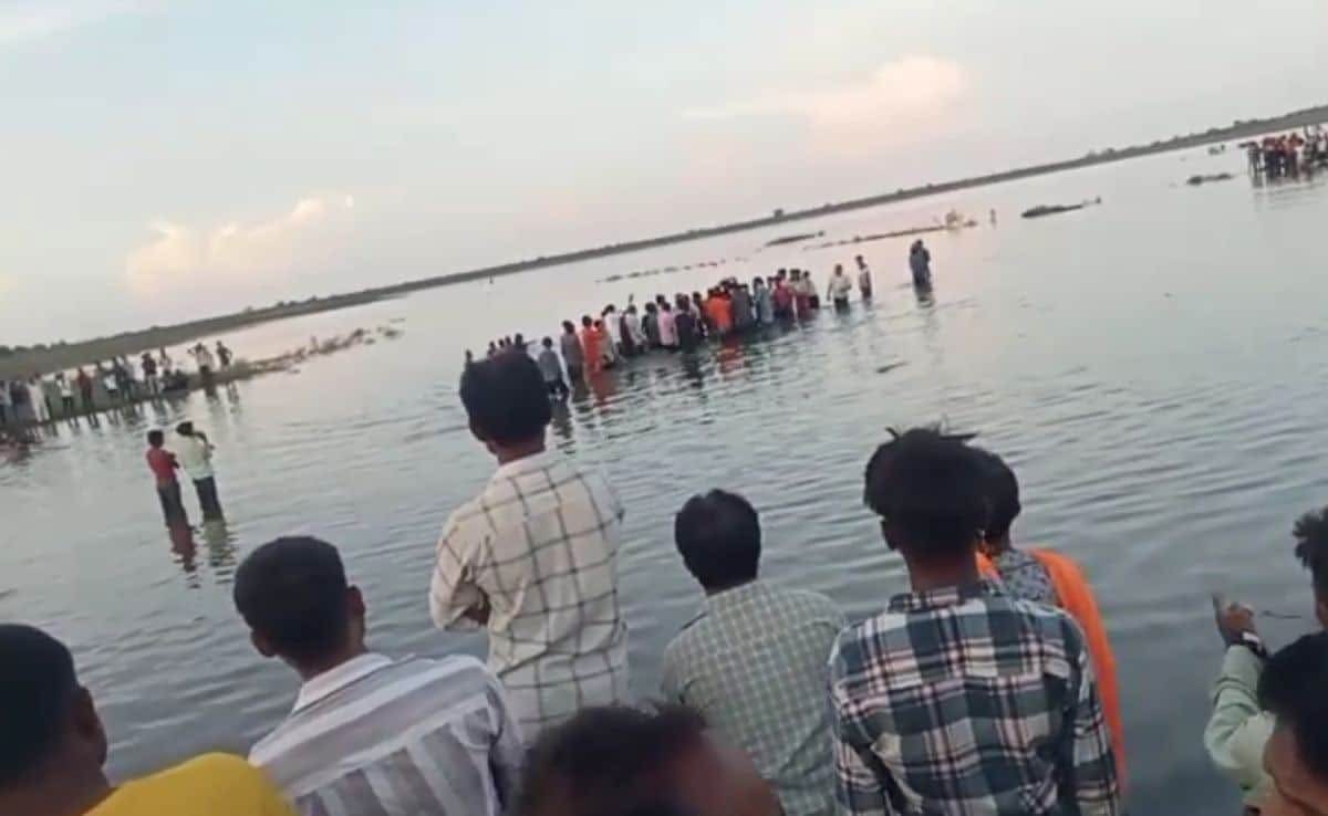 दुर्गा माताको मूर्ति विसर्जन क्रममा ट्याक्टर पल्टिँदा ११ जनाको मृ’त्यु