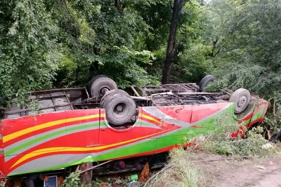 काठमाडौँतर्फ जाँदै गरेको यात्रुबाहक बस दुर्घटना, ३६ जना घाइते
