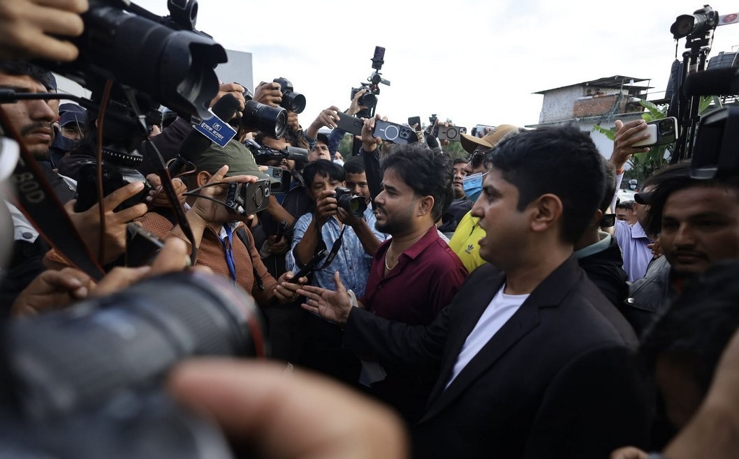 बालेन र सुदन पक्राउको माग गर्दै प्रहरीमा अखिलको टोली