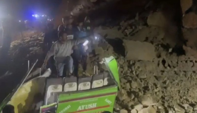 पहिरोमा बस पुरिँदा कम्तीमा १८ जनाको मृत्यु