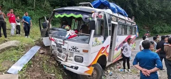 सिन्धुपाल्चोकमा बस दुर्घटना : २० जना घाइते