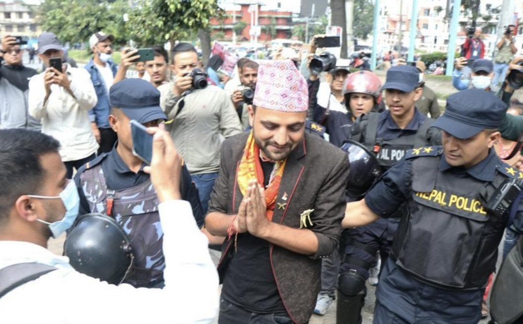 गाँजा खाएका निकोलसलाई दाजु सागरले ‘सुधार गृह लान्छु’ भन्दै लिएका थिए जिम्मा