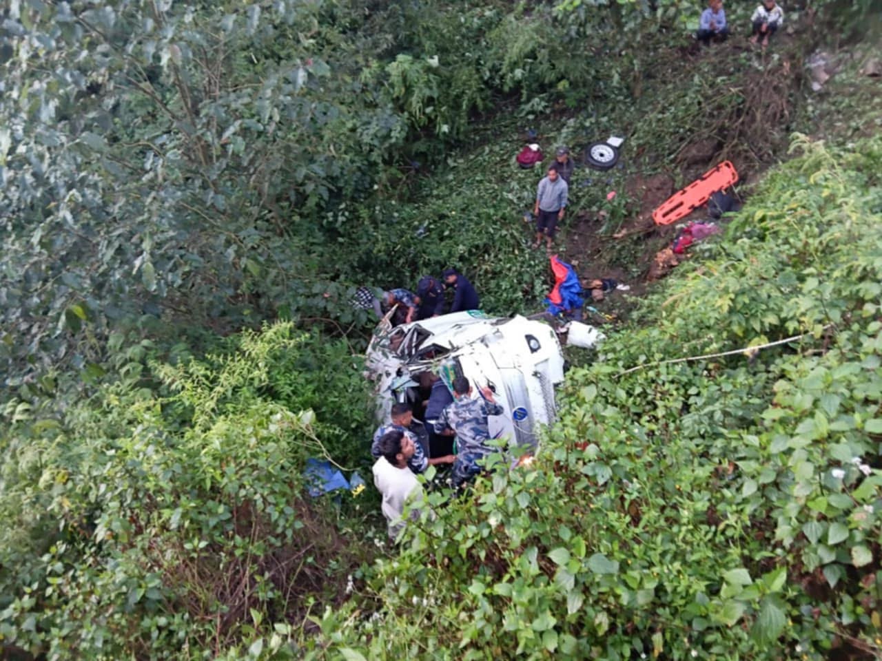 धनगढी आइरहेको ईभी गाडी डोटीमा दुर्घटना : एकको मृत्यु, २१ जना घाइते