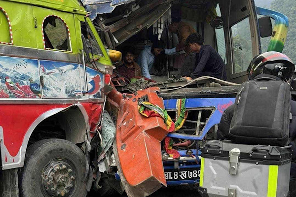 गाईघाटमा शनिबार बिहानै  सातवटा सवारी साधन एकै ठाउँमा ठो’क्किँदा १९ जना घा’इते