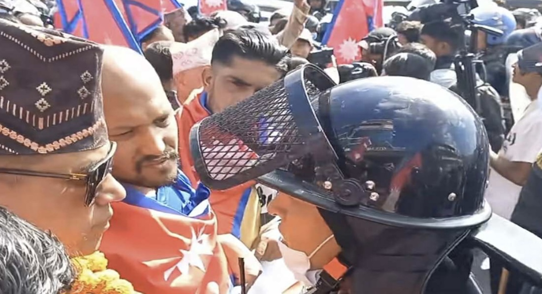 राजावादी समूहलाई प्रहरीले घेरा हालेर रोक्यो