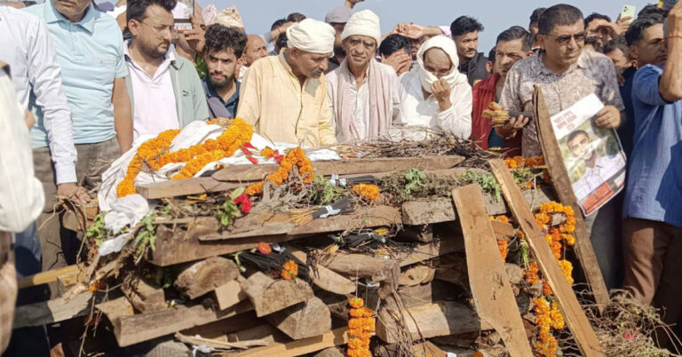 महाकाली किनारमा विपिनलाई अन्तिम बिदाई, सशस्त्र प्रहरीले अर्पण गर्‍यो सलामी