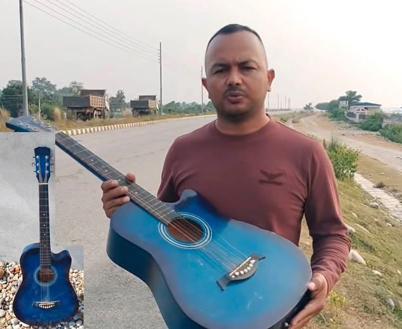महाकाली नदीमा फालिएको बिपिन जोशीको गितार वडाअध्यक्ष प्रकाश थापाले ल्याएर वडा कार्यालयमा राखे  सुरक्षित