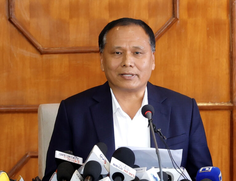 सरकारी जग्गामा बनेका अवैध संरचनामाथि डोजर चलाउन मन्त्री घिसिङको निर्देशन