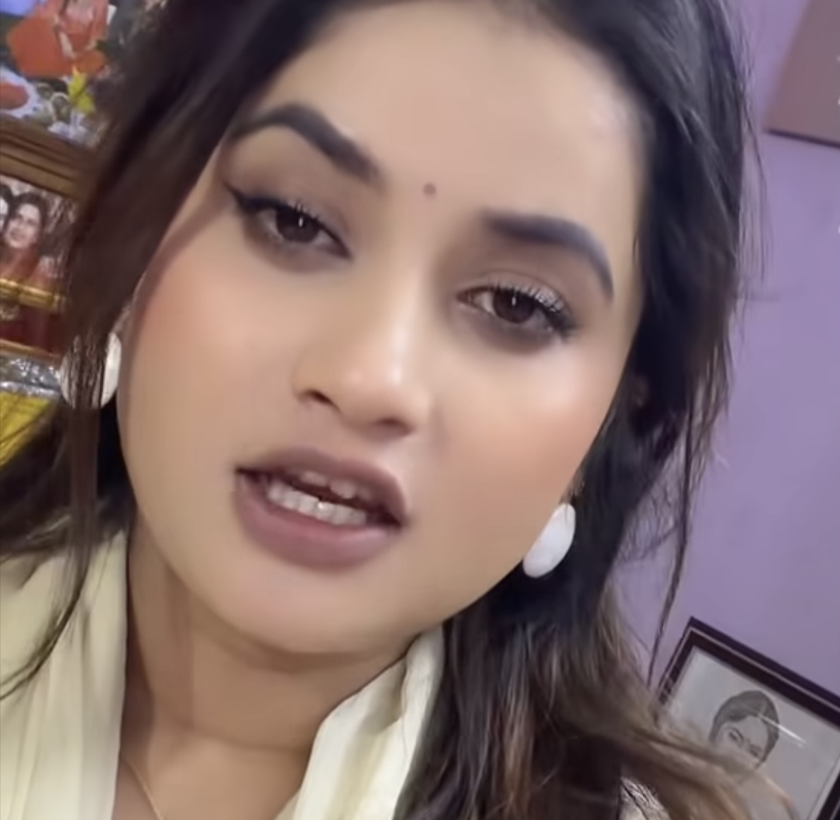 गायिका एलिना भन्छिन् -“घाइते बाघ हुँ, ओराली लागेको हरिण होइन -खेदाउन खोज्यौ भने जोखिम तिम्रै हो, सम्झी राख