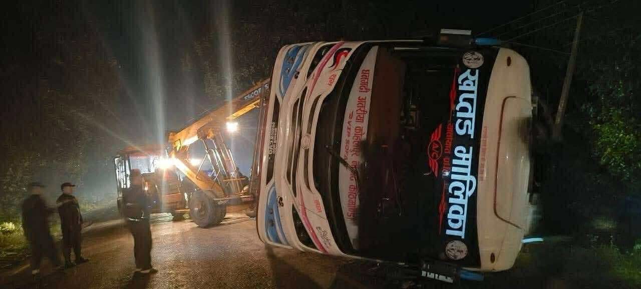 काठमाडौंबाट छुटेको बस दुर्घटना हुँदा एककाे मृत्यु, ५ घाइते