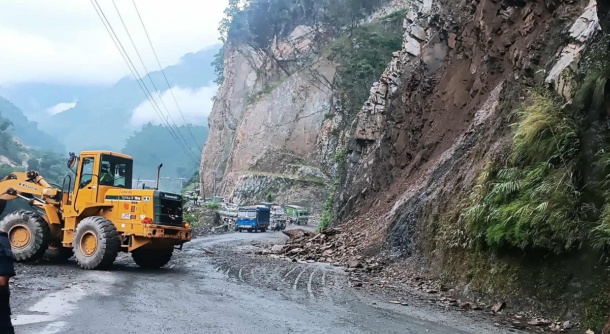 मुग्लिन–नारायणगढ सडक खण्डको अवस्था सामान्य, ढुंगा–लेदो पन्छाउने कार्य निरन्तर