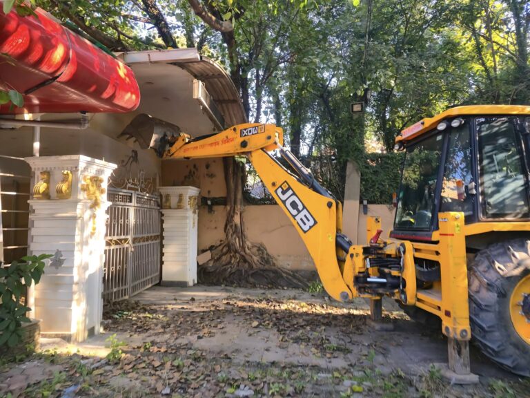 दिपक खड्काको खड्काल्यान्डले भाडा चुक्ता नगरेपछि बालेनको डोजर परिचालन