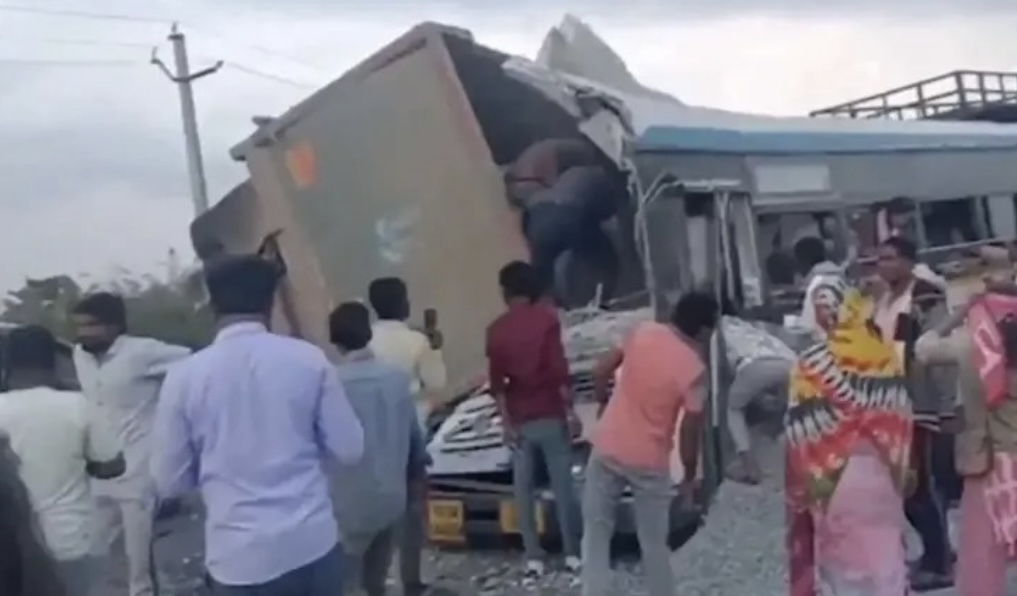 बस र ट्रक ठोक्किँदा १९ जनाको मृत्यु